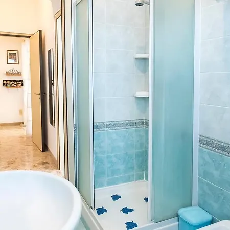 M340 - Marcelli, Accogliente Trilocale Fronte Mare Con Balcone *